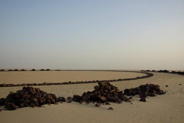 Budowa pomnika ofiar katastrofy samolotu UTA 772 na Saharze w Nigrze