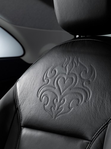 ...tłoczone motywy w kabinie