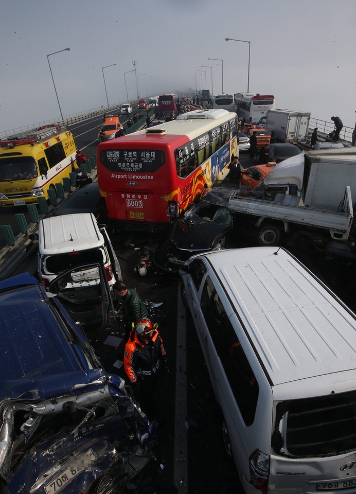 epaselect SOUTH KOREA MASS COLLISION (Chain collision on bridge in fog)