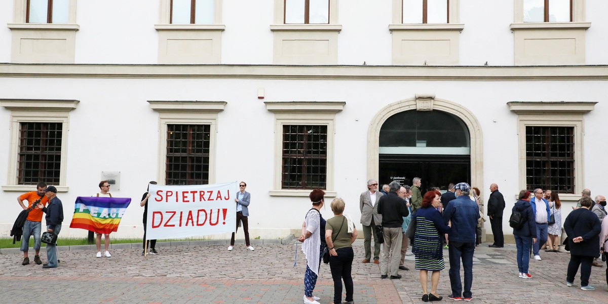 Warszawa: protest przed koncertem Jana Pietrzaka w CSW