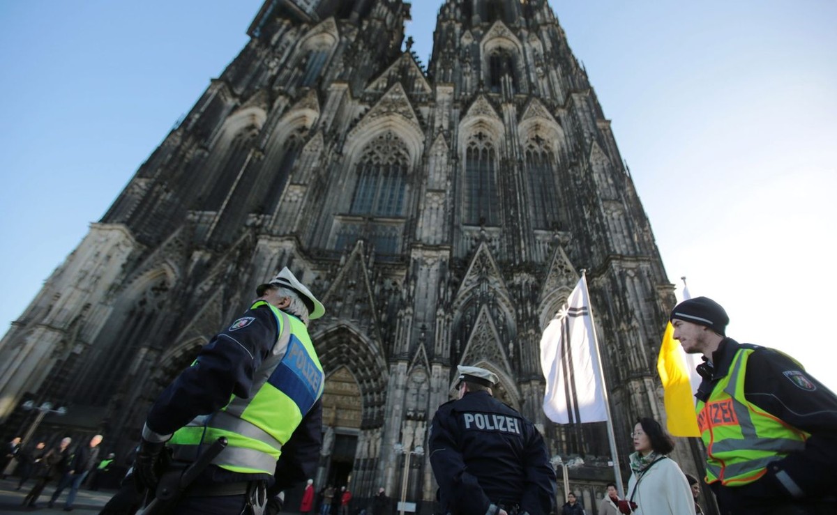 Policjanci przed katedrą w Kolonii