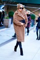 Rosie Huntington Whiteley a Max Mara Teddy kabátjában