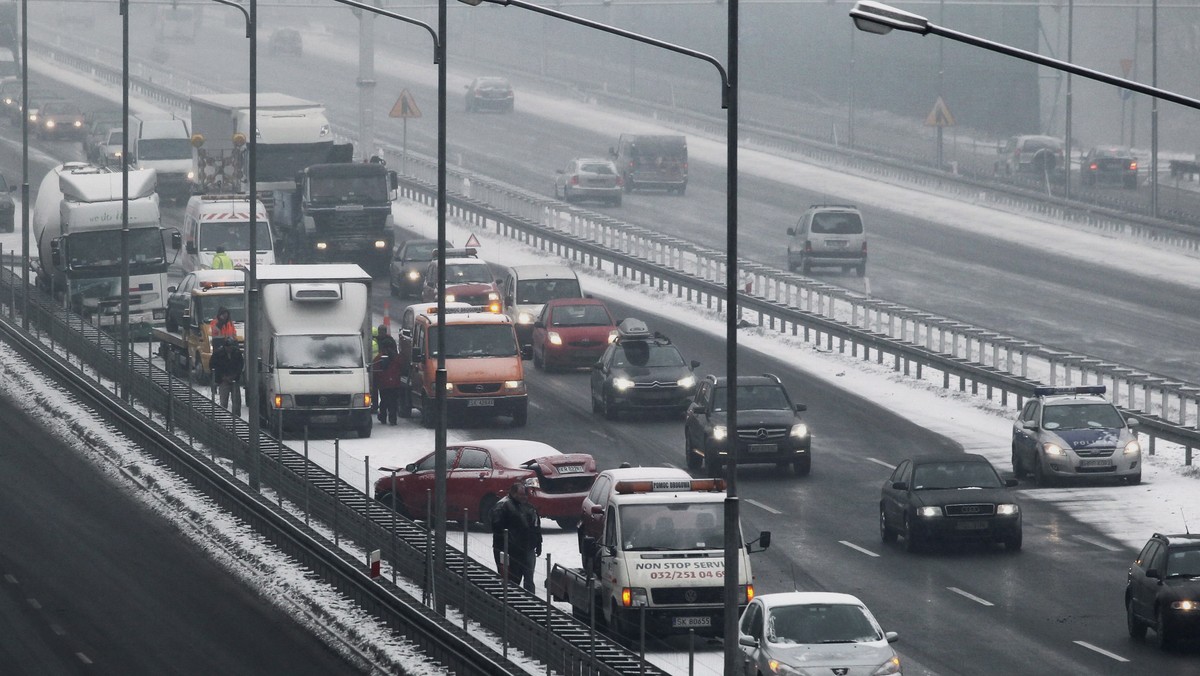 Padający w czwartek od rana śnieg utrudnił warunki jazdy na drogach woj. śląskiego. Do kilku zderzeń doszło m.in. na katowickiej autostradzie A4. Choć nikomu nic poważnego się nie stało, ruch w miejscach kolizji był utrudniony.