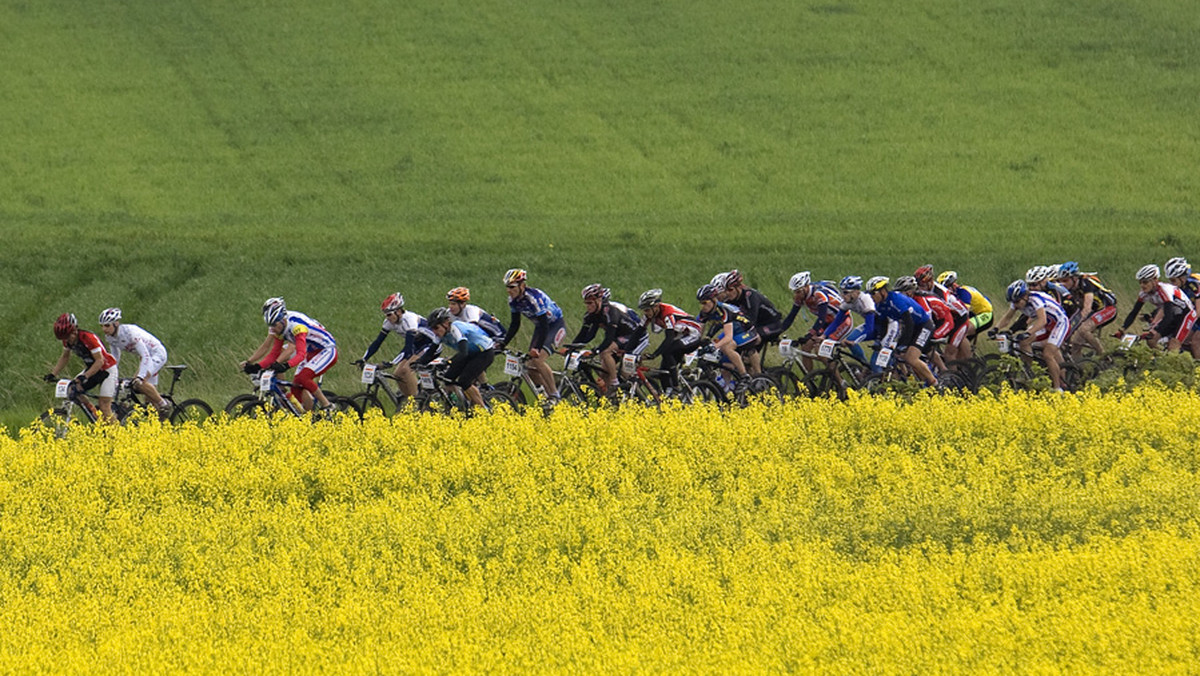 Miasteczko sportowe Eska Bike Maratonu zlokalizowane będzie w zdzieszowickim Parku Zabaw i Wypoczynku. Stąd, o godzinie 11.00 w sobotę 8 maja, przy akompaniamencie orkiestry dętej kolarze wyruszą zdobywać Górę Świętej Anny.