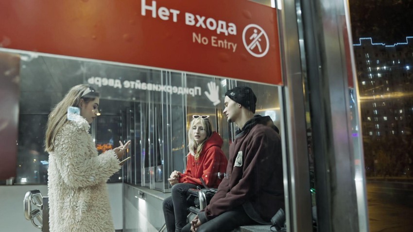 Olja kupuje heroin neposredno pre hapšenja. | Foto: BBC