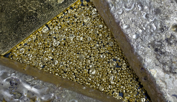 Kawałki czystego złota w Dvir & Stoler Refining w Nowym Jorku, USA.