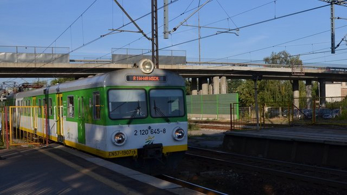 Perony na stacjach zostaną przebudowane, wyposażone w nowe wiaty i oświetlenie, wyremontowane zostaną cztery mosty, trzy wiadukty kolejowe, przejścia podziemne i tunel, powstanie też nowy przystanek. Właśnie został ogłoszony przetarg na modernizację podmiejskiej linii kolejowej na odcinku Warszawa-Włochy – Grodzisk Mazowiecki. Po jej zakończeniu pociągi mają jeździć szybciej.