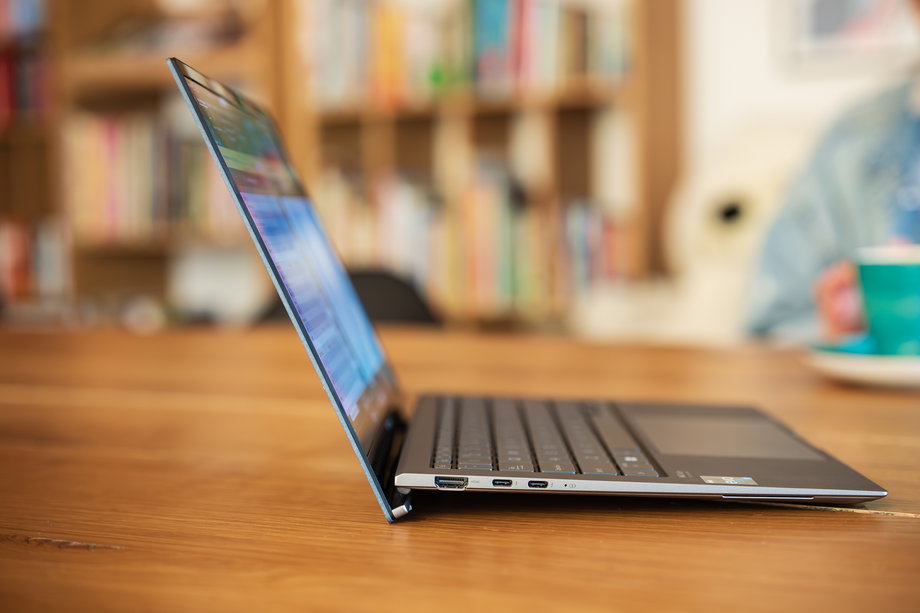 Ultra smukły laptop z matrycą OLED