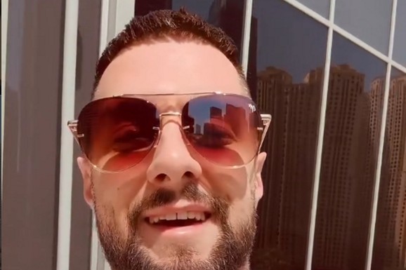 PEVAČ BACIO OKO NA ANĐELU ĐURIČIĆ Sada uslikan u Herceg Novom, mreže gore zbog ove fotografije (FOTO)