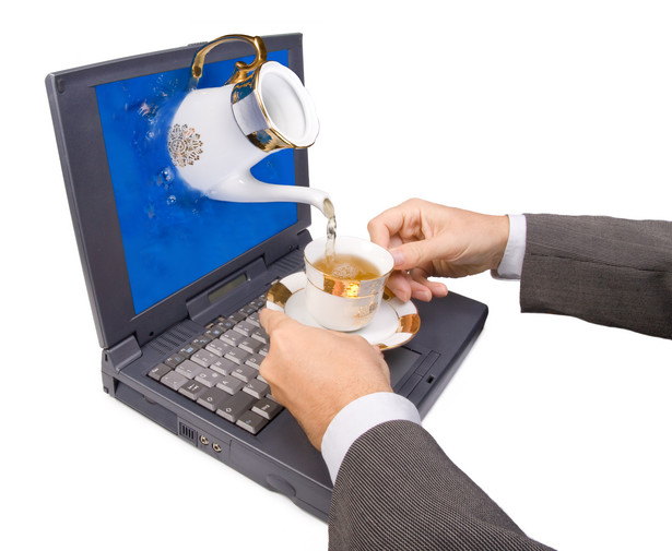 Kawa i komputer. fot. Shutterstock