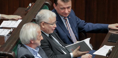 Co Kaczyński czytał podczas obrad Sejmu? Nie uwierzycie!