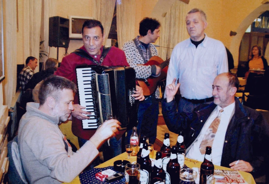 Ljudi mu daju neki dinar: Sa harmonikom u kiafani