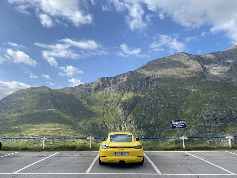 Porsche 718 Cayman T (982c, 2022 r.) – podróż w Alpy