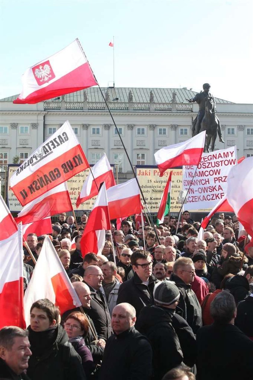 Jest krzyż przed Pałacem Prezydenckim