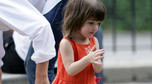 2008 rok, Suri Cruise boso i w czerwonej sukience