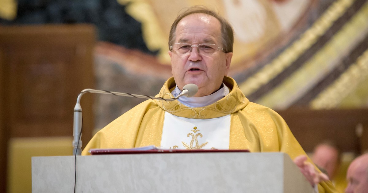 Ojciec Rydzyk rozdaje dzieciom kontrowersyjną książkę