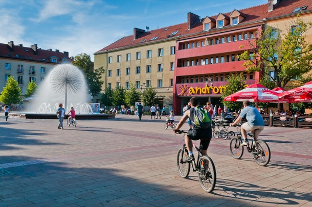 Teraz jest plac Baczyńskiego a na nim fontanna, ulubione miejsce spotkań tyszan.	