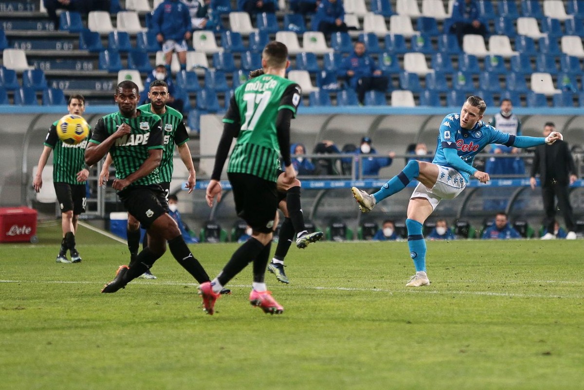 Piotr Zieliński strzela w meczu z Sassuolo Dostawca: PAP/EPA.