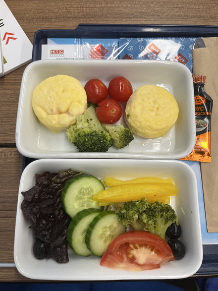 Śniadanie w cenie biletu w pierwszej klasie. Omlet z szynką, duszone warzywa i sok pomidorowy