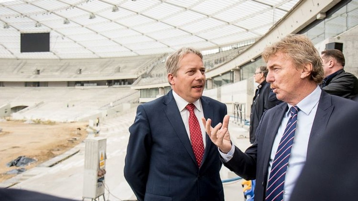 Reprezentacja Polski w piłce nożnej powróci w przyszłości na Stadion Śląski - tak wynika ze słów prezesa PZPN Zbigniewa Bońka, który odwiedził dziś budowę obiektu w Chorzowie. Władze województwa zapowiadają, że prace modernizacyjne powinny zakończyć się w połowie przyszłego roku, a planowane otwarcie obiektu zapowiadane jest na jesień 2017 roku.