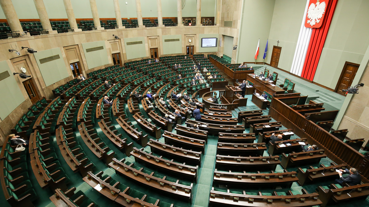 W piątek po godz. 9. Sejm wznowił obrady. Przeprowadzone zostaną głosowania, m.in. nad ratyfikacją umowy stowarzyszeniowej UE-Ukraina. Posłowie zajmą się rządowym projektem ustawy o Karcie Dużej Rodziny.