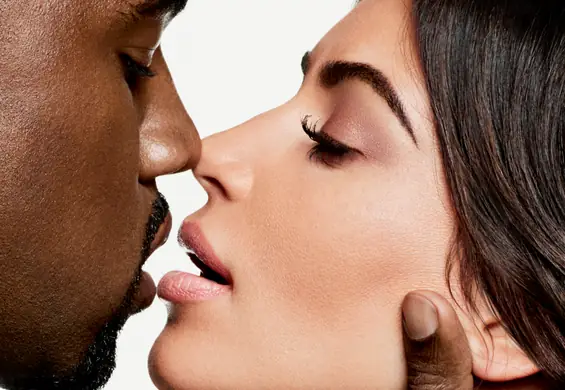 Kim Kardashian i Kanye West pozują w łóżku dla Karla Lagerfelda. Zobacz wspólną okładkę słynnej pary