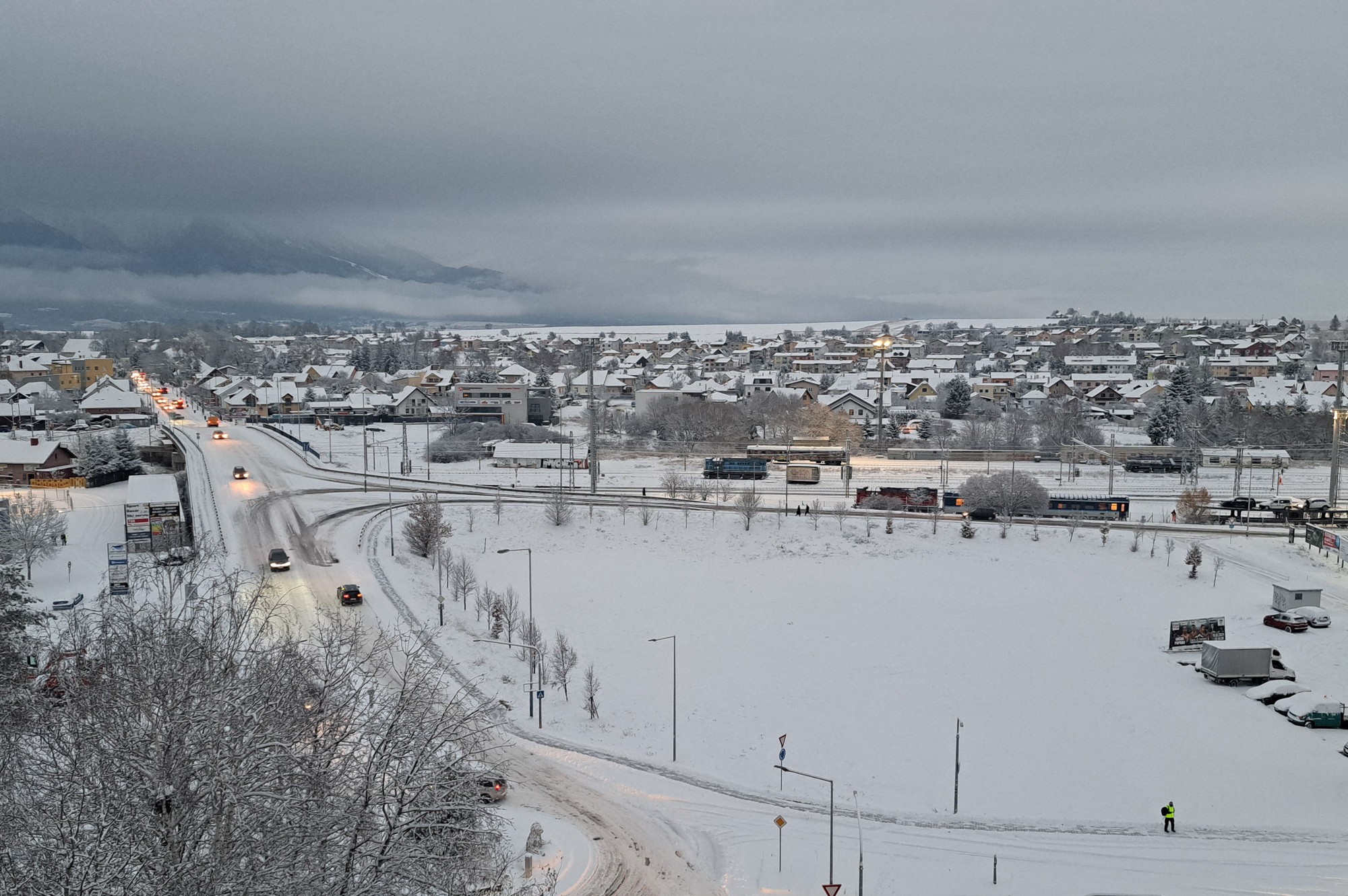 Slovensko prikryl sneh.
