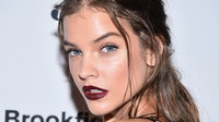 Palvin Barbi push-up melltartóban és csipkés bugyiban pózol a tükör előtt - Fotók