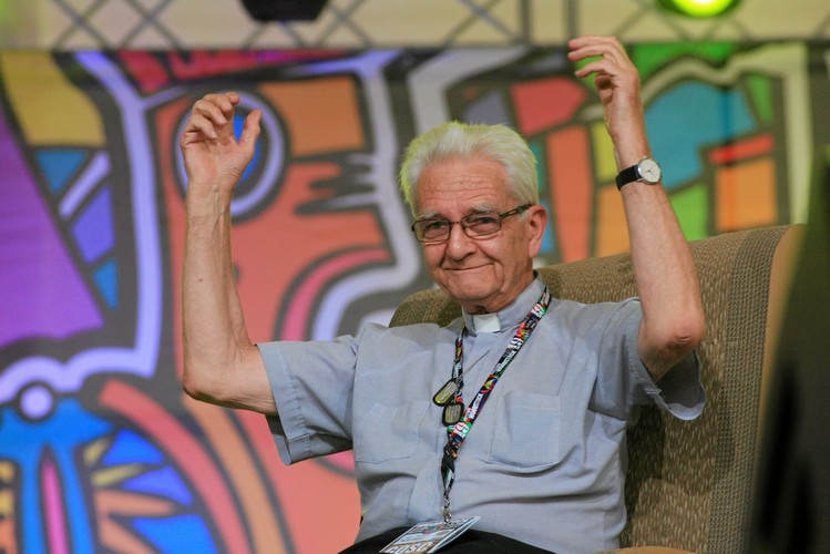 Ksiądz Adam Boniecki podczas spotkania z uczestnikami Przystanku Woodstock