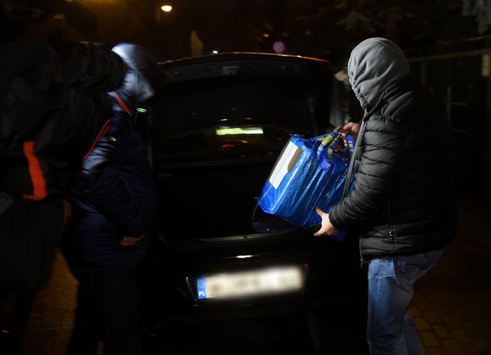 Policjanci i prokuratorzy wynoszą dokumenty z domu gen. Wojciecha Jaruzelskiego w Warszawie