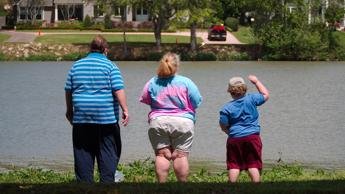 Społeczne "zarażanie się" otyłością przejawia się poprzez dostosowywanie swojego trybu życia do otoczenia, tj. zmniejszenie aktywności fizycznej i niezdrowy sposób odżywiania. Dodatkowe znaczenie ma to, że nadwaga i otyłość są w danym miejscu bardziej akceptowane przez społeczność - piszą autorzy (DOI: 10.1001/jamapediatrics.2017.4882).