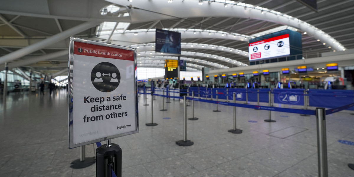 Unijne certyfikaty COVID-19 spowodowały wydłużenie czasu odprawy i przyczyniły się do kolejek na lotniskach w Europie. 