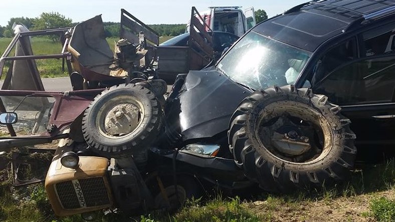 Auto Cimoszewicza po zderzeniu z ciągnikiem