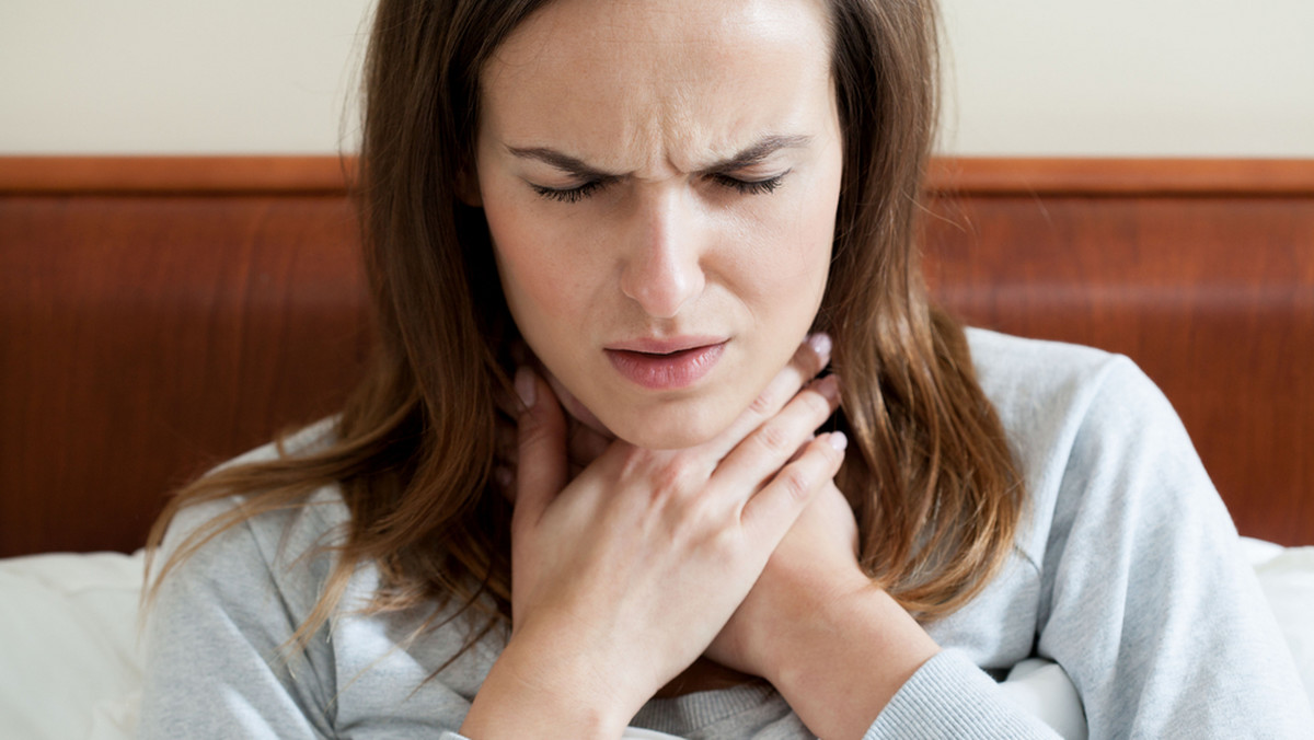 Zapalnie gardła to infekcja górnych dróg oddechowych wywołana przez bakterie lub wirusy. Jest jedną z najczęstszych przypadłości w porze jesienno-zimowej oraz wczesnowiosennej. Spada wówczas odporność organizmu, który staje się bardziej podatny na różnego rodzaju zakażenia. Choroba ta zwykle przebiega łagodnie i nie powoduje większych powikłań.