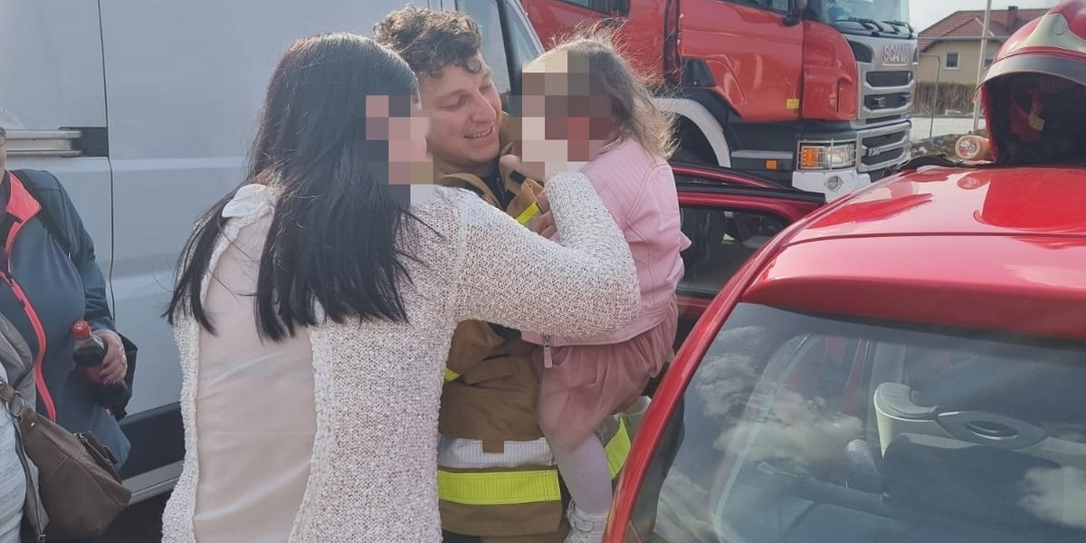 Bielsko-Biała. Strażacy otwierali drzwi do samochodu, w którym spała dwulatka. 