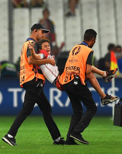 Portugalczycy nie potrafili usiedzieć na miejscu. Wbiegli na boisko. Na szczęście nie... nago