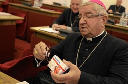 Abp Głódź o mediach: Odgórna dyrektywa i propaganda