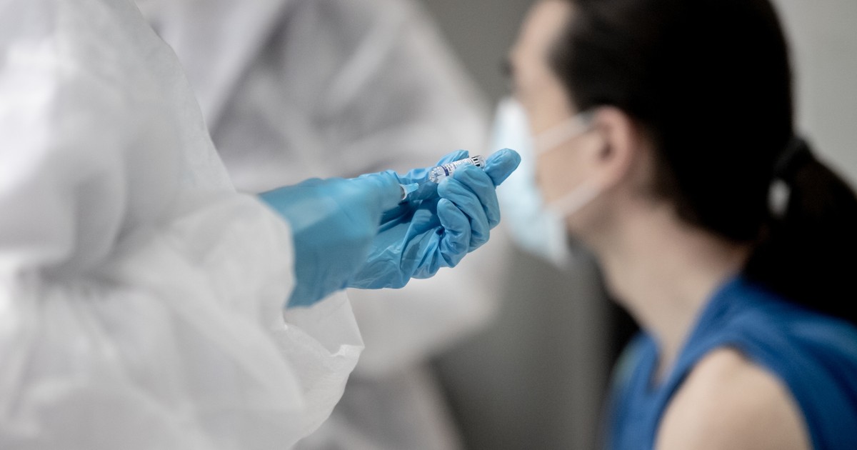 Zbadali ludzi po szczepionce przeciw COVID-19. Porównali liczbę zawałów, udarów i zakrzepów