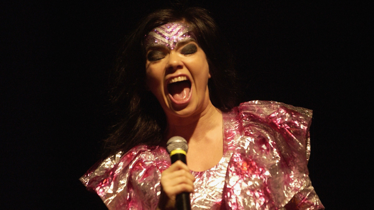 "Virus" to tytuł trzeciego udostępnionego nagrania z najnowszej płyty Björk, zatytułowanej "Biophilia".