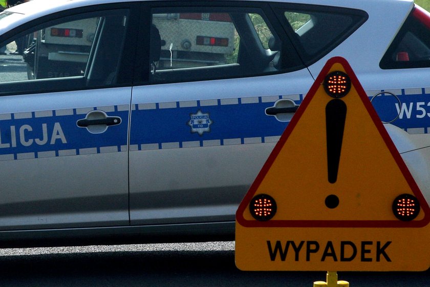 policjanci na miejscu wypadku