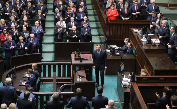 Prezydent poinformował w piątek, że wetuje tzw. ustawę degradacyjną, która daje możliwość pozbawiania stopni wojskowych osób i żołnierzy rezerwy, którzy w latach 1943-1990 swoją postawą "sprzeniewierzyli się polskiej racji stanu".