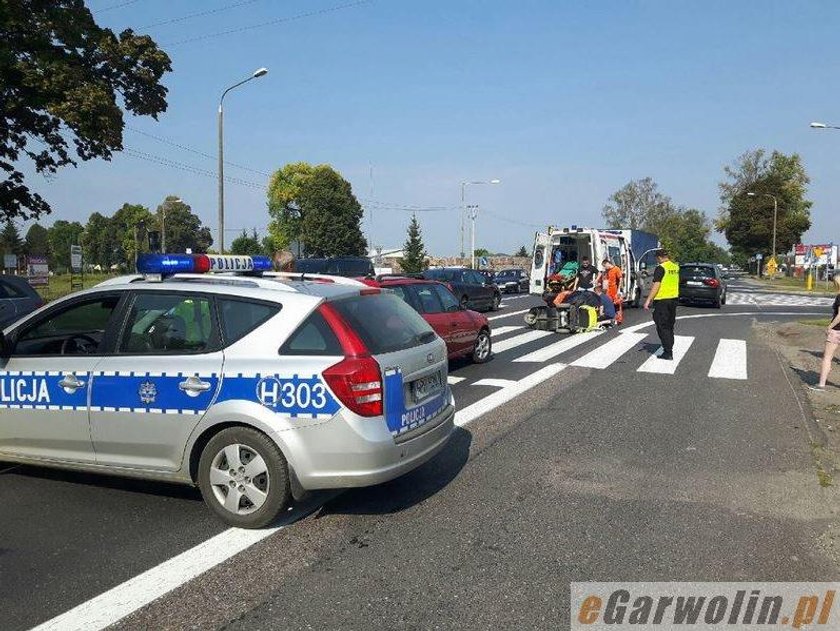 Groźny wypadek pod Garwolinem. Samochód potrącił kobietę na wózku