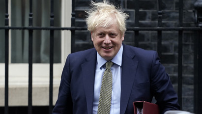 Boris Johnson bekeményít: ezek a szigorú szabályok érinthetik a külföldi munkavállalókat