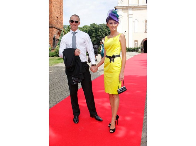 Do cytrynowej sukienki pogodynka  dobrała barwne nakrycie głowy