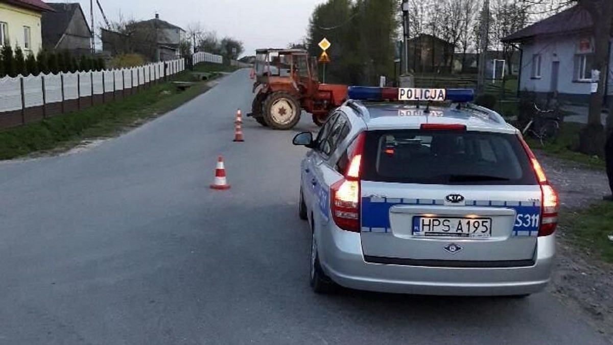 Koneccy policjanci dopiero po pościgu zatrzymali pijanego traktorzystę. 56-letni mężczyzna nie dość, że miał w organizmie blisko 2,5 promila alkoholu, to nie posiadał też prawa jazdy, a podczas ucieczki próbował zepchnąć z drogi policyjny radiowóz.