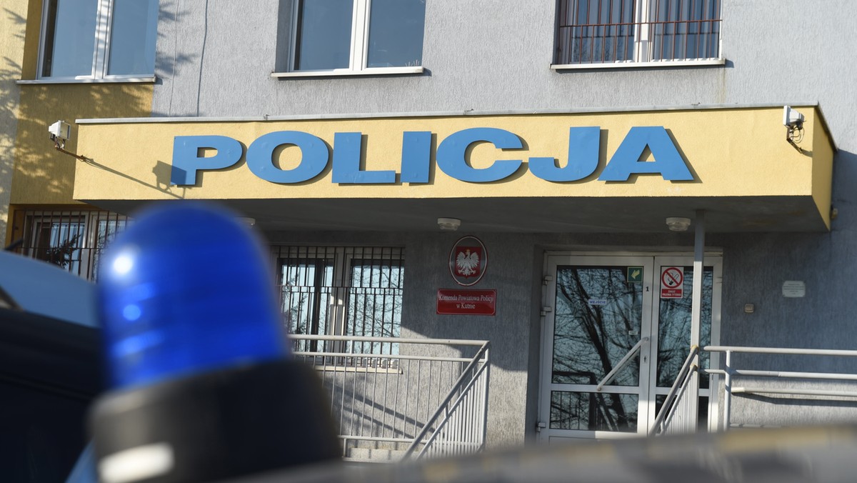 Policjant z Kutna uczestniczący w przesłuchaniu, podczas którego doszło do śmiertelnego postrzelenia 29-latka, został zatrzymany. Na razie nie postawiono mu zarzutów. Policja nie stwierdziła jeszcze, kto oddał strzały. Funkcjonariusze poinformowali jedynie, że przesłuchiwany mężczyzna chciał wyrwać broń policjantowi - informuje TVN24.