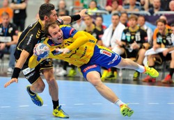 Brudna zagrywka Niemców? Wywiesili polską flagę do góry nogami