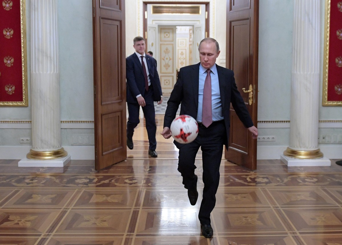 MŚ 2018: Putin wpuści kibiców do Rosji bez wiz i zapłaci za ich podróże