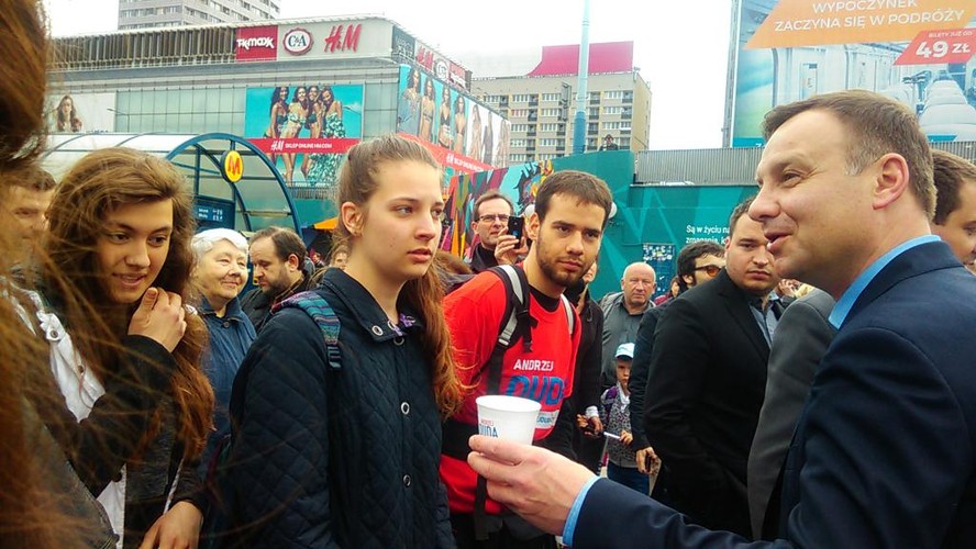 ANDRZEJ DUDA ROZDAWAŁ KAWĘ PRZY STACJI METRA CENTRUM