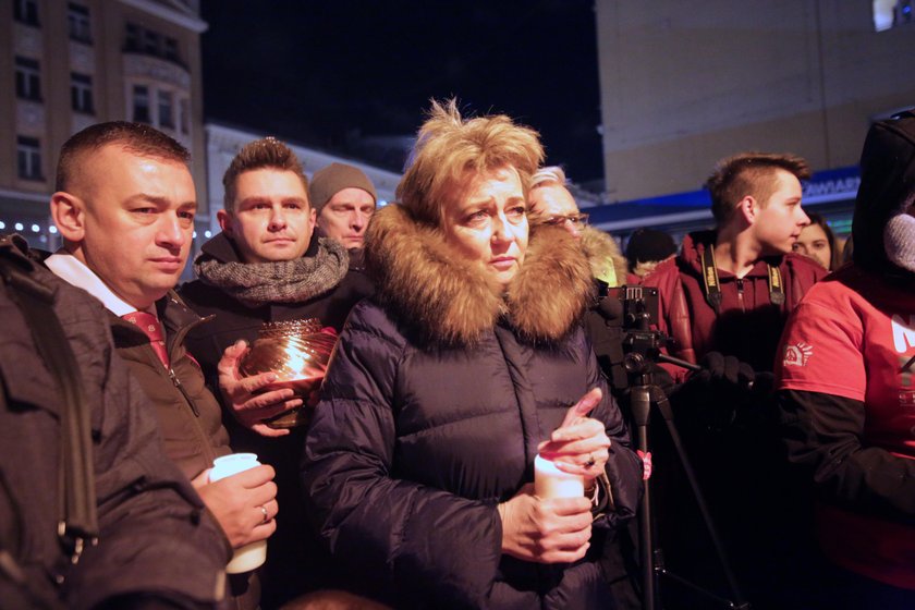 Łódź. Światełko pamięci dla Pawła Adamowicza